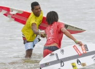 BRA - Elivelton Santos and HAW - Imai Devault. Credit: ISA/Michael Tweddle