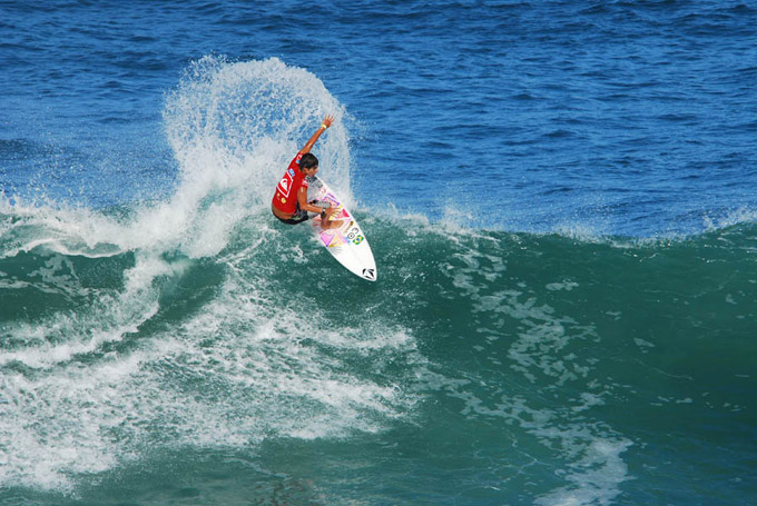 La FAE tiene una ola izquierda larga y un consistente beachbreak ideales para la doble area de competencia. En la foto, Gabriel Medina de Brasil, Medallista de Oro en el ISA World Junior Surfing Championship 2010 en La Fae. Foto: ISA/Lobo